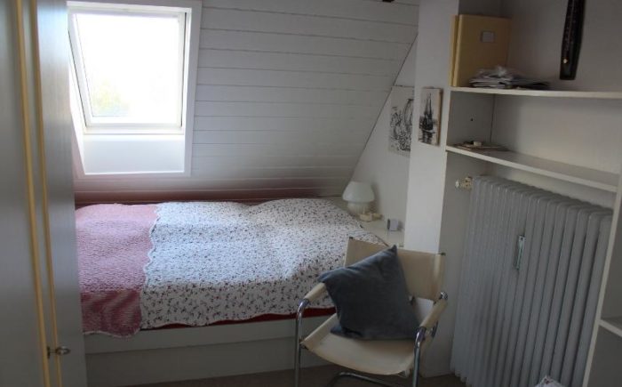 2. OG: Schlafzimmer mit Doppelbett und 1 Einzelbett