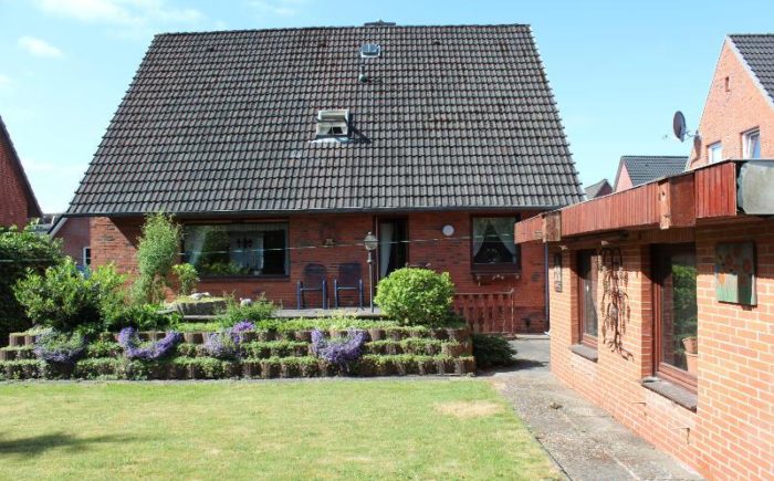 Rückseite mit Terrasse